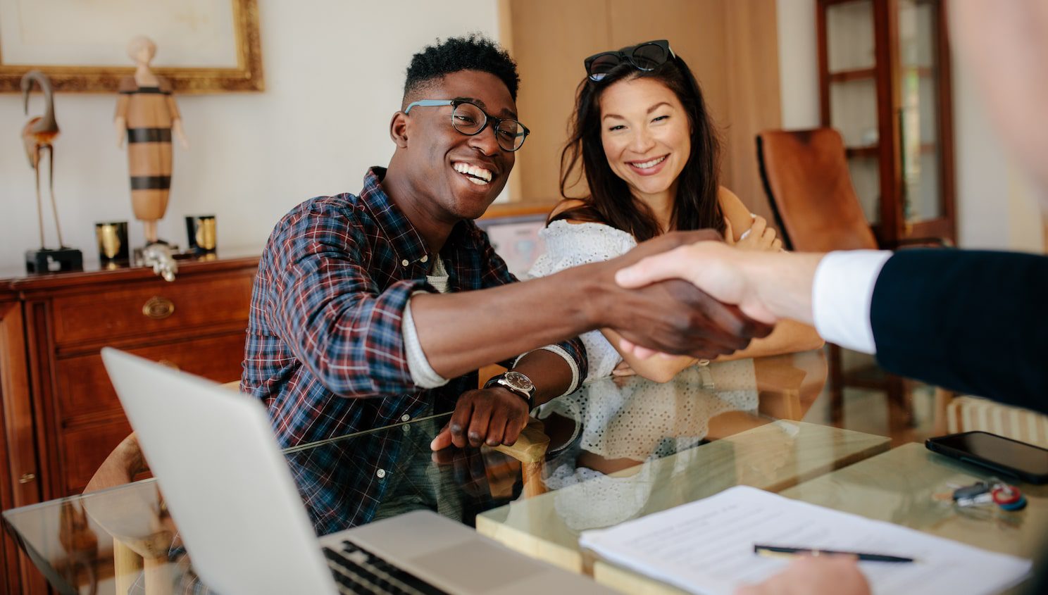 shutterstock_1018102243-min deal done handshake